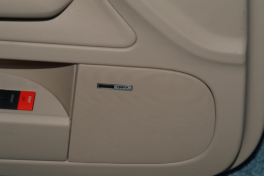 Türverkleidung eines modernen Kraftfahrzeugs - Lautsprecher des Audiosystems