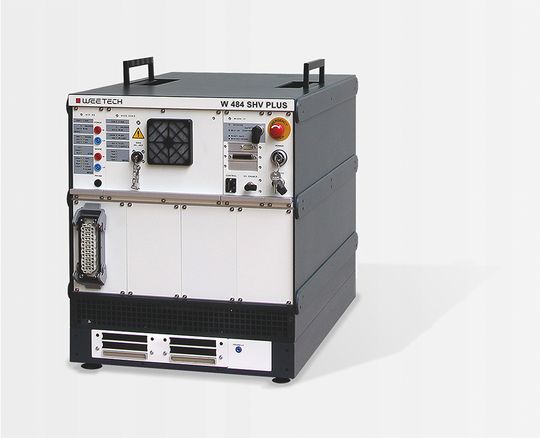 W 484 SHV PLUS Tester, hier ausgestattet mit 1 HV-Testpunktmodul (HAN 46 EE Ausgangsstecker, Mitte) sowie 2 LV-Testpunktmodulen (Ausgangsstecker gemäß DIN 41612, Bauform C, unten)